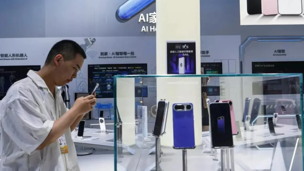 Çin’deki teknoloji fuarında yapay zekalı akıllı telefonlar tanıtıldı Çin’deki teknoloji fuarında yapay zekalı akıllı telefonlar tanıtıldı