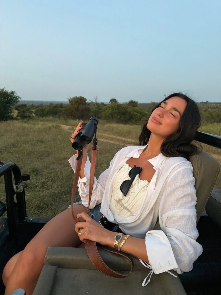 Dua Lipa’nın Tatil Stilini Gardırobunuza Uyarlamanın Yolları