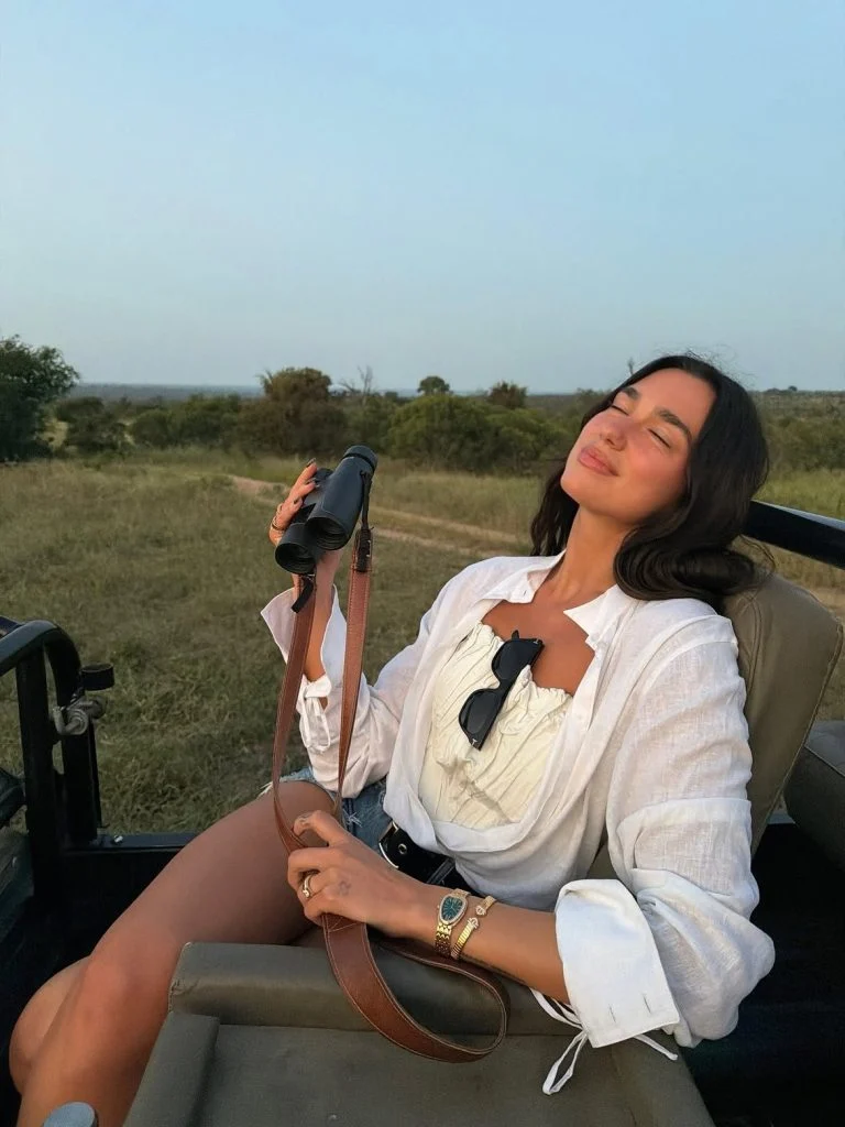 Dua Lipa’nın Tatil Stilini Gardırobunuza Uyarlamanın Yolları
