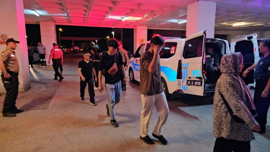 Durdurulan minibüsten 24 kaçak göçmen çıktı Durdurulan minibüsten 24 kaçak göçmen çıktı