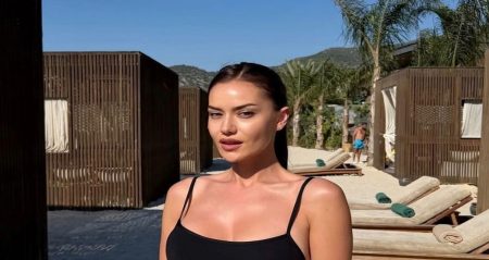 Fahriye Evcen’in plaj pozları olay oldu