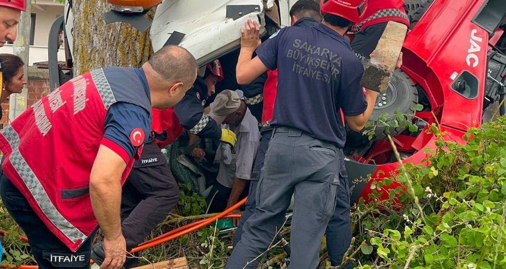 Forklift taşıyan kamyonet devrildi: Sürücü kabinde sıkıştı