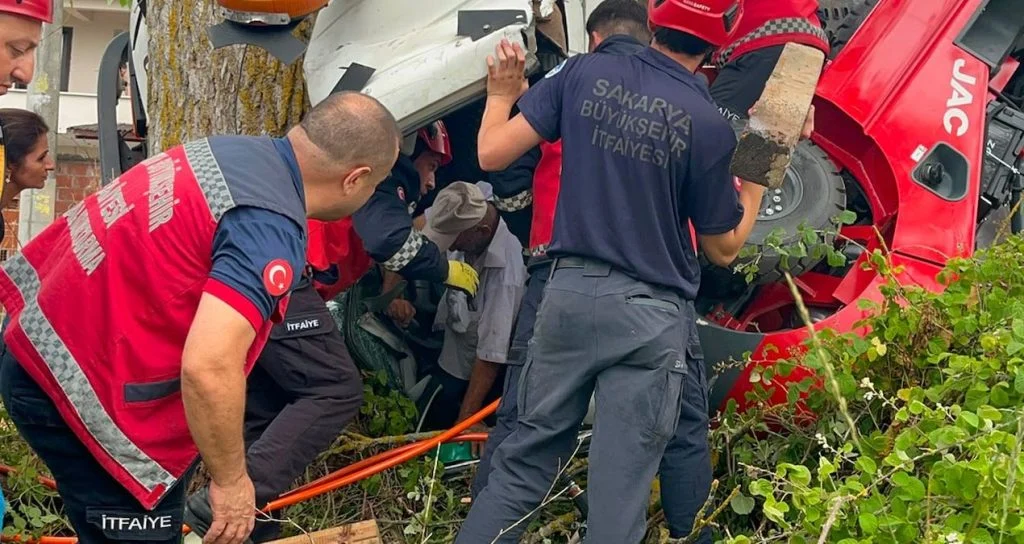 Forklift taşıyan kamyonet devrildi: Sürücü kabinde sıkıştı