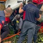 Forklift taşıyan kamyonet devrildi: Sürücü kabinde sıkıştı