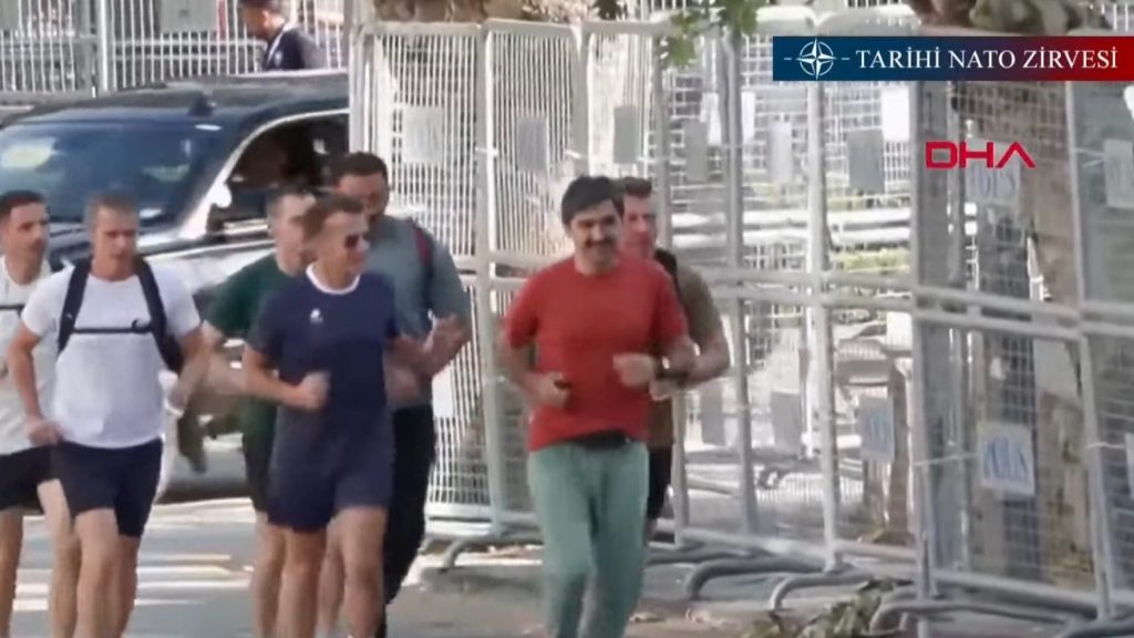 Fransa Cumhurbaşkanı Ankara’da sabah koşusunda. Önce spor ardından Beştepe Fransa Cumhurbaşkanı Ankara’da sabah koşusunda. Önce spor ardından Beştepe