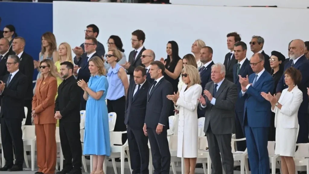 Fransa Cumhurbaşkanı Macron gözlüğü Bastille Günü’nde çıkardı