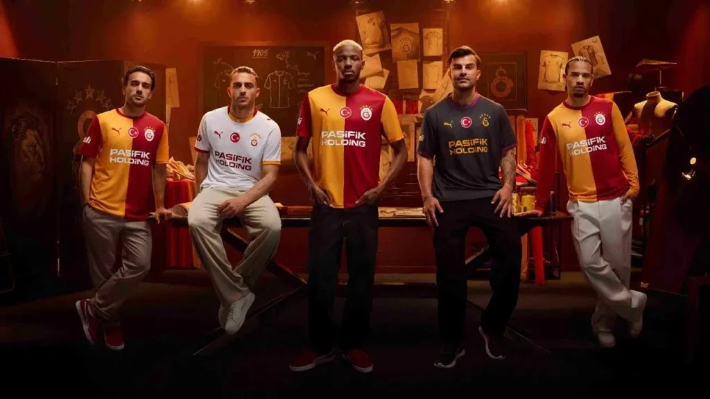 Galatasaray’ın yeni sezon formaları tanıtıldı Galatasaray’ın yeni sezon formaları tanıtıldı