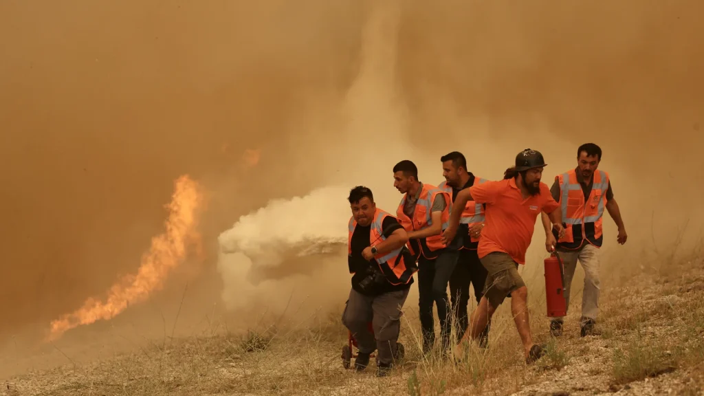 Görüntüler Muğla’dan: Ekipler yangını söndürmek için seferber oldu