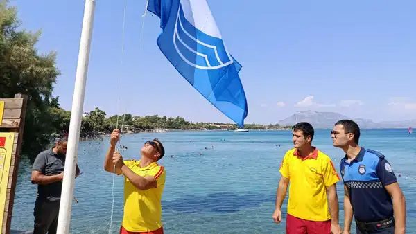 Hastanealtı Plajı’nda Mavi Bayrak yeniden gönderde Hastanealtı Plajı’nda Mavi Bayrak yeniden gönderde