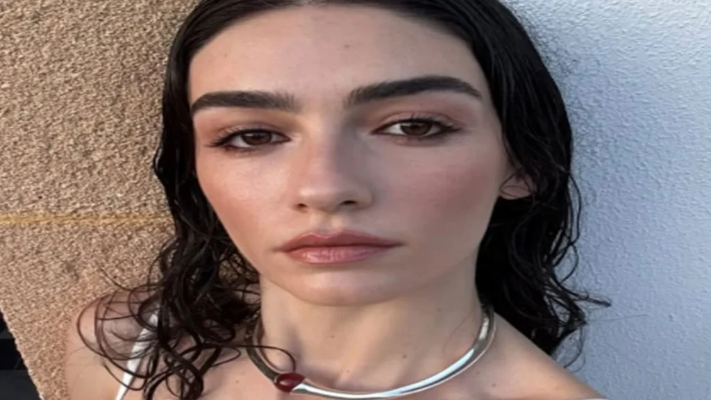 Hazar Ergüçlü’nün bikinili pozları gündem oldu Hazar Ergüçlü’nün bikinili pozları gündem oldu