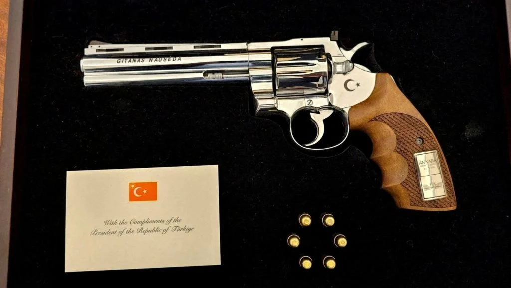 İlk gerçek fotoğraf ortaya çıktı, işte çok konuşulan silah. Cumhurbaşkanı Erdoğan’dan NATO liderlerine revolver hediyesi