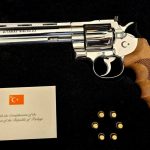 İlk gerçek fotoğraf ortaya çıktı, işte çok konuşulan silah. Cumhurbaşkanı Erdoğan’dan NATO liderlerine revolver hediyesi