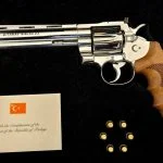 İlk gerçek fotoğraf ortaya çıktı, işte çok konuşulan silah. Cumhurbaşkanı Erdoğan’dan NATO liderlerine revolver hediyesi