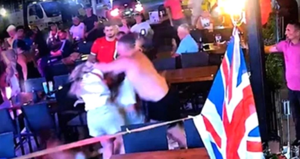 İngiliz turist Marmaris’te dehşet saçtı! Karısını ve çocuklarını dövdü