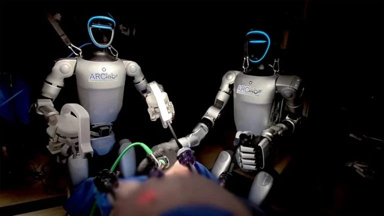 İnsansı robotlar en sonunda ameliyathaneye de girdi