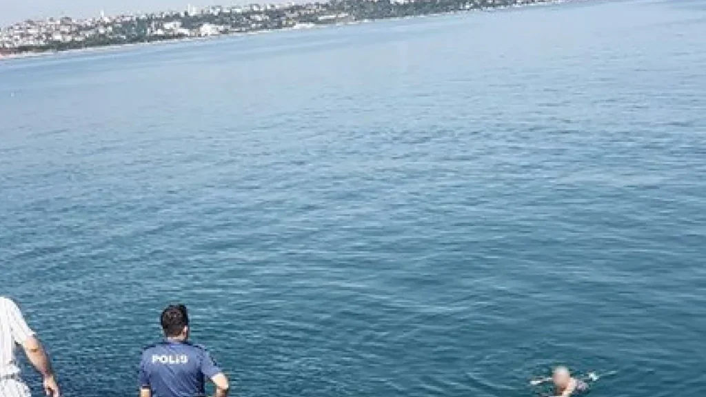 İntihar için kayalıklara çıkan şahıs, ikna edildiği sırada kayarak denize düştü