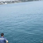 İntihar için kayalıklara çıkan şahıs, ikna edildiği sırada kayarak denize düştü