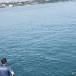 İntihar için kayalıklara çıkan şahıs, ikna edildiği sırada kayarak denize düştü