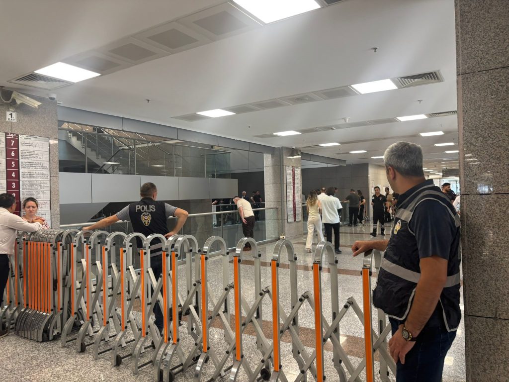 İstanbul Adalet Sarayı’nda intihar. Tutuklama talep edilince kendini aşağı bıraktı İstanbul Adalet Sarayı’nda intihar. Tutuklama talep edilince kendini aşağı bıraktı