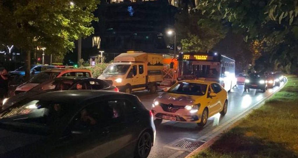İstanbul’da park halindeki 2 araca çarpan otomobil devrildi İstanbul’da park halindeki 2 araca çarpan otomobil devrildi