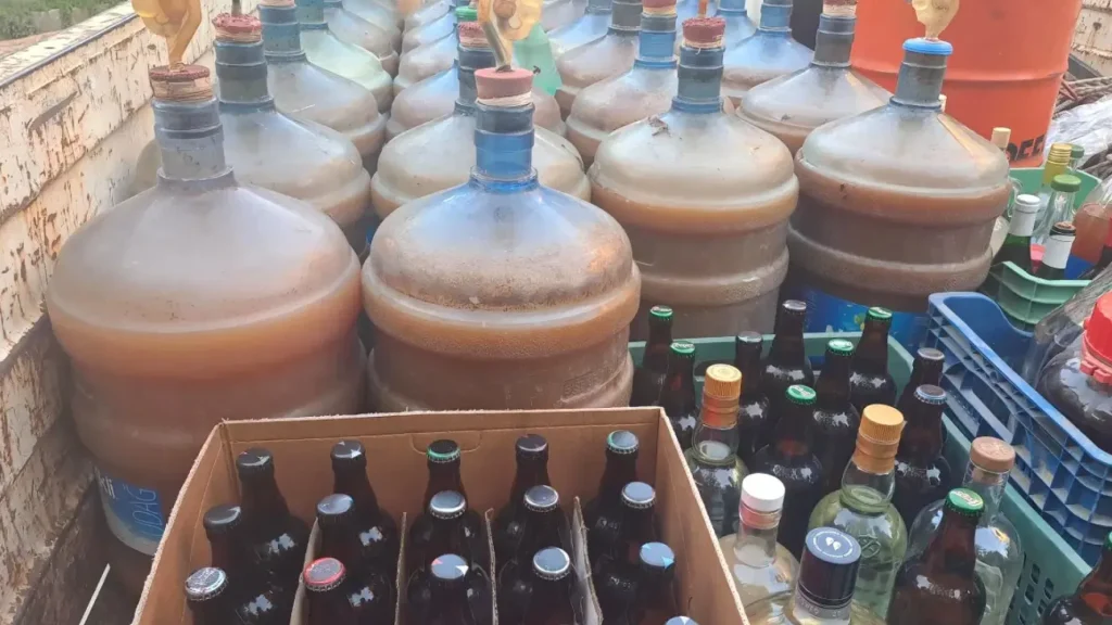 İzmir’de kaçak içki operasyonu: Menderes’te damıtım düzeneği ve yüzlerce litre şüpheli sıvı ele geçirildi