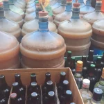 İzmir’de kaçak içki operasyonu: Menderes’te damıtım düzeneği ve yüzlerce litre şüpheli sıvı ele geçirildi
