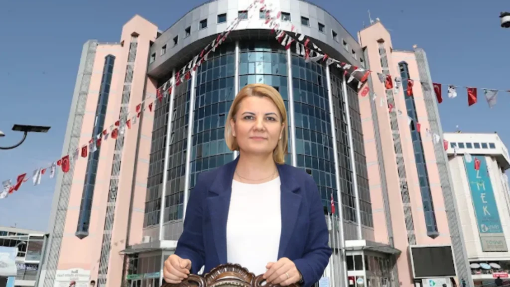 İzmit Belediye Başkanı ve eşi dahil 20 kişi tutuklandı