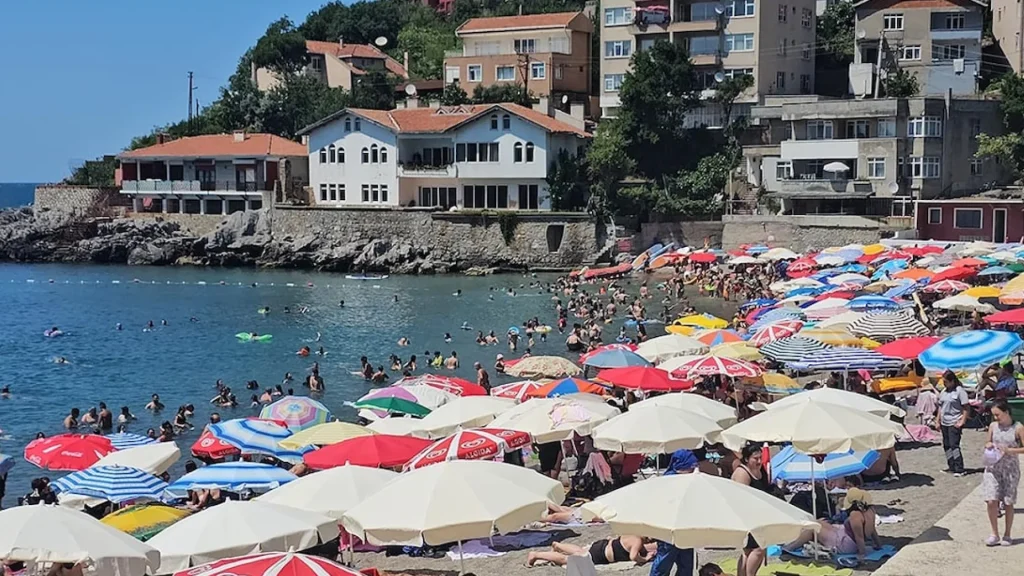 Kapuz plajında iğne atsan yere düşmüyor! Kapuz plajında iğne atsan yere düşmüyor!