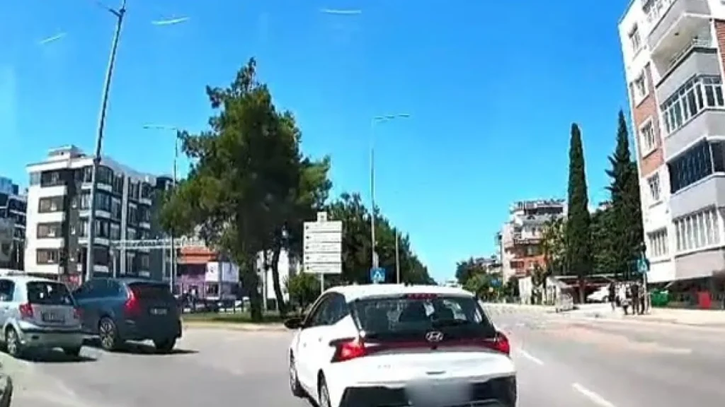 Kontrolsüz şerit değiştiren sürücü kazaya davetiye çıkardı