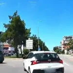 Kontrolsüz şerit değiştiren sürücü kazaya davetiye çıkardı