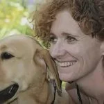 Köpeğini öperken kafasını vurdu, 24 yıllık körlüğü 1 gecede bitti