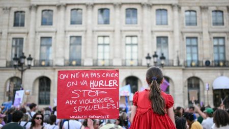 Küçük Lyhanna’nın öldürülmesi Fransa’yı ayağa kaldırdı. Yürüyüşe on binlerce kişi katıldı Küçük Lyhanna’nın öldürülmesi Fransa’yı ayağa kaldırdı. Yürüyüşe on binlerce kişi katıldı