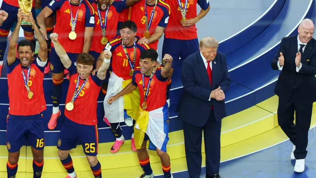Kupayı İspanya kaldırdı, törene Trump damga vurdu. Uyarıları duymazdan geldi Kupayı İspanya kaldırdı, törene Trump damga vurdu. Uyarıları duymazdan geldi