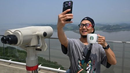 Kuzey Kore manzaralı kahve keyfi. Sınır bölgesine turistler akın akın gidiyor Kuzey Kore manzaralı kahve keyfi. Sınır bölgesine turistler akın akın gidiyor
