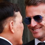 Macron, Tayland Kralı önünde diz çöktü mü?
