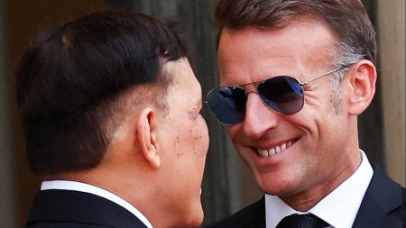 Macron, Tayland Kralı önünde diz çöktü mü?