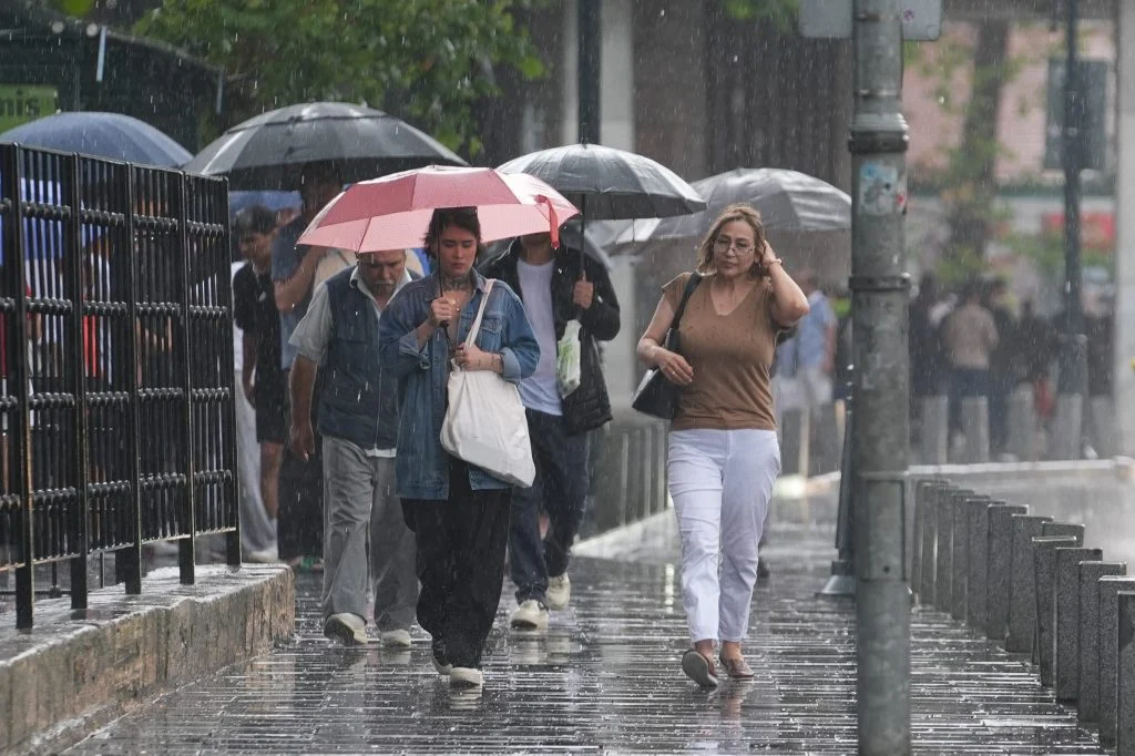 Önce kuvvetli sağanak sonra sıcak hava dalgası geliyor MeÖnce kuvvetli sağanak sonra sıcak hava dalgası geliyor