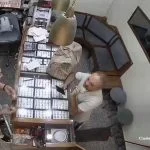 Müşteri gibi girdiği kuyumcudan 15 altın bilezik alıp kaçtı