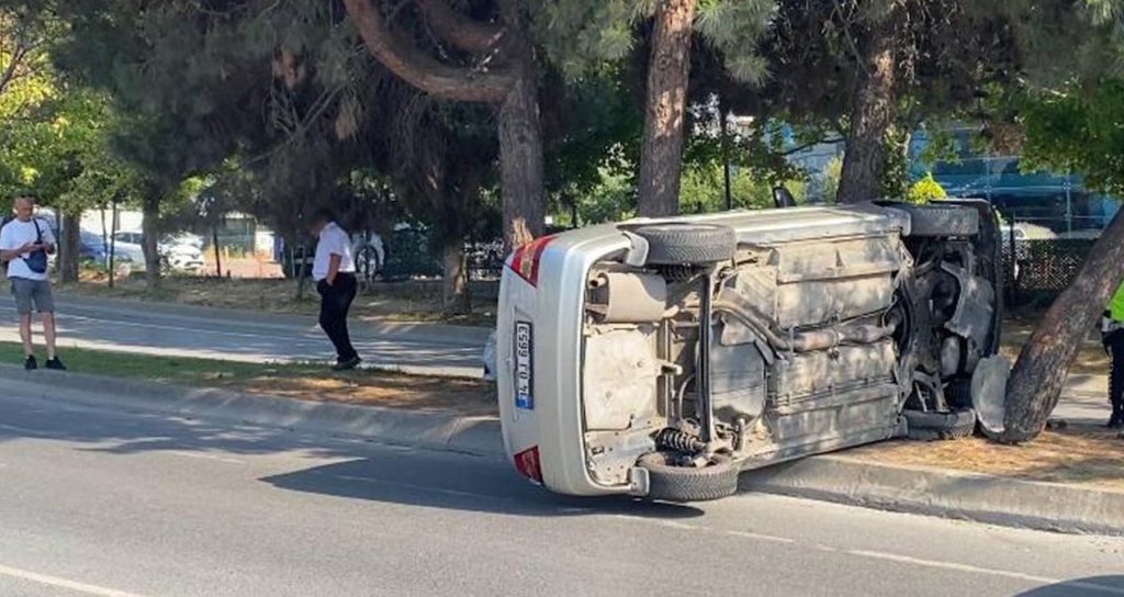 Otomobil ağaçlara çarpıp devrildi