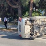 Otomobil ağaçlara çarpıp devrildi