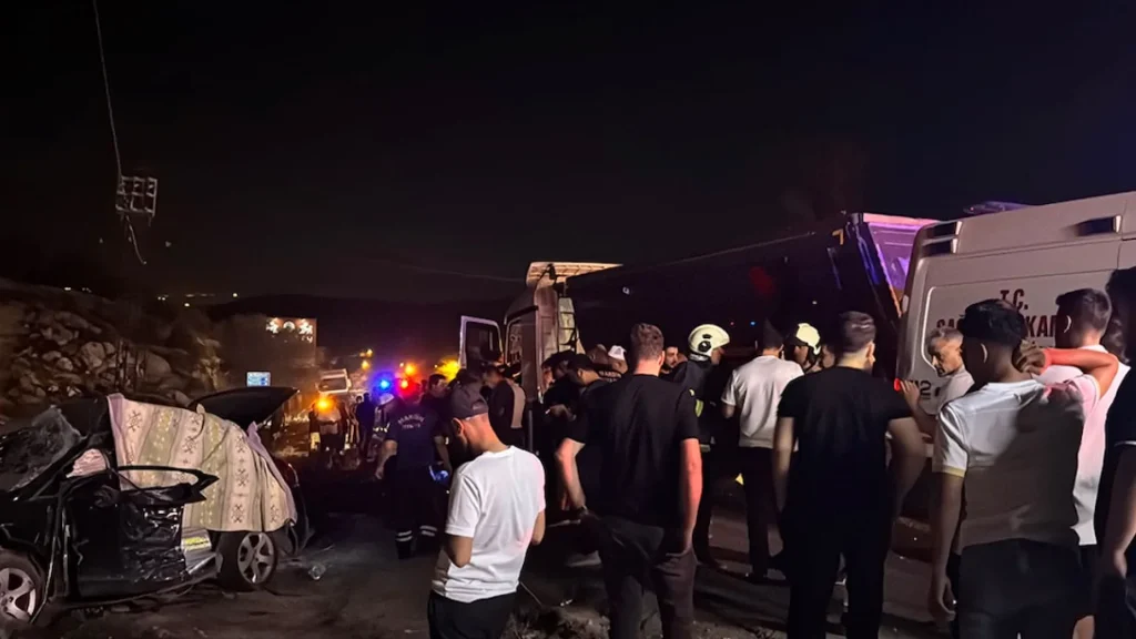 Otomobil ile kamyon çarpıştı: 2 ölü, 6 yaralı