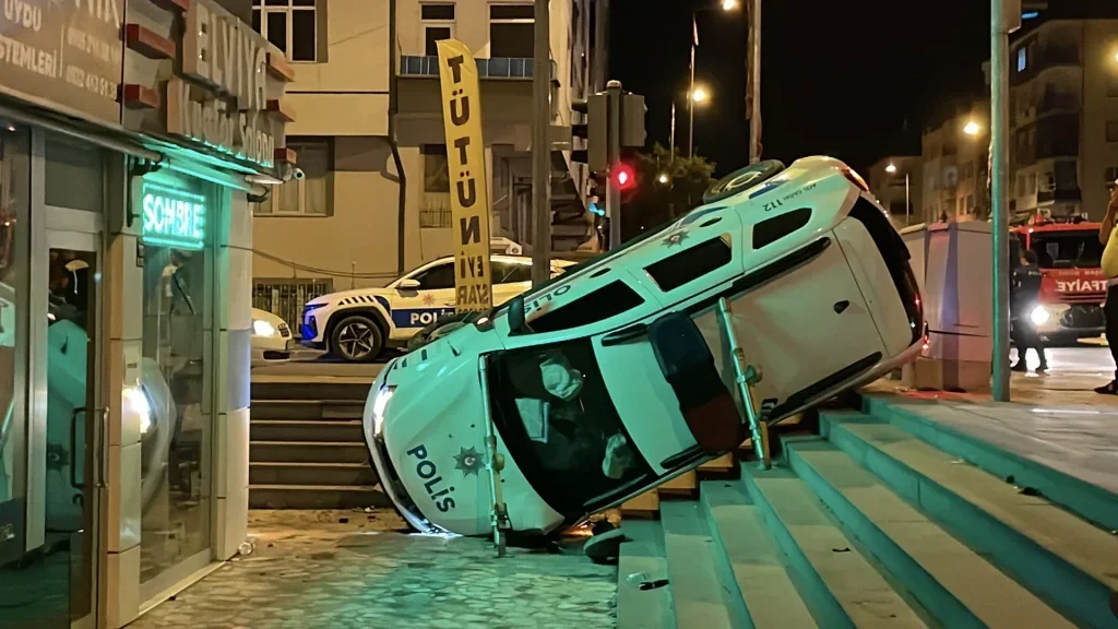 Polis aracı kaza yaptı. 2’si bekçi 3 yaralı