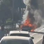 Seyir halindeki otomobil alev alev yandı