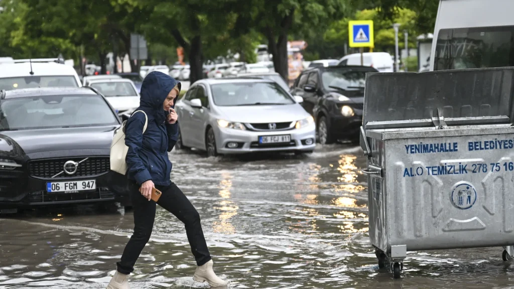 Sıcaklık sert düştü, İstanbul ve Ankara’da yollar göle döndü