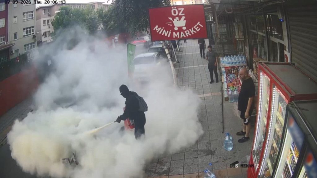 Sürücünün panik anları: Motosikleti bir anda alev aldı Sürücünün panik anları: Motosikleti bir anda alev aldı