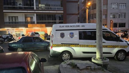 Tekerlekli sandalyeye bağımlı eşi balkondan yardım istedi: Boğazı kesilmiş halde banyoda ölü bulundu