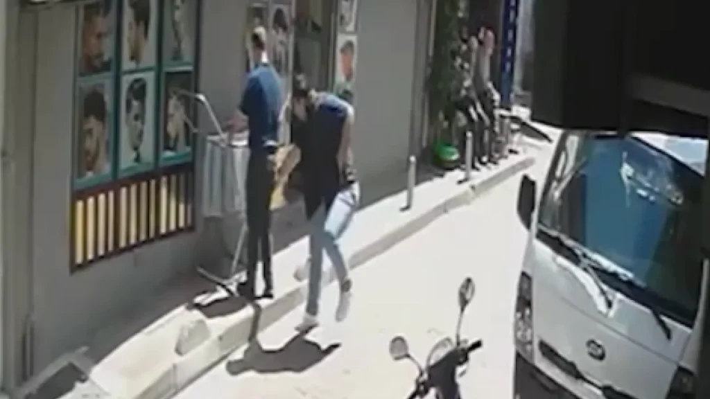 Tıraşı beğenmedi berberi bıçakladı Tıraşı beğenmedi berberi bıçakladı