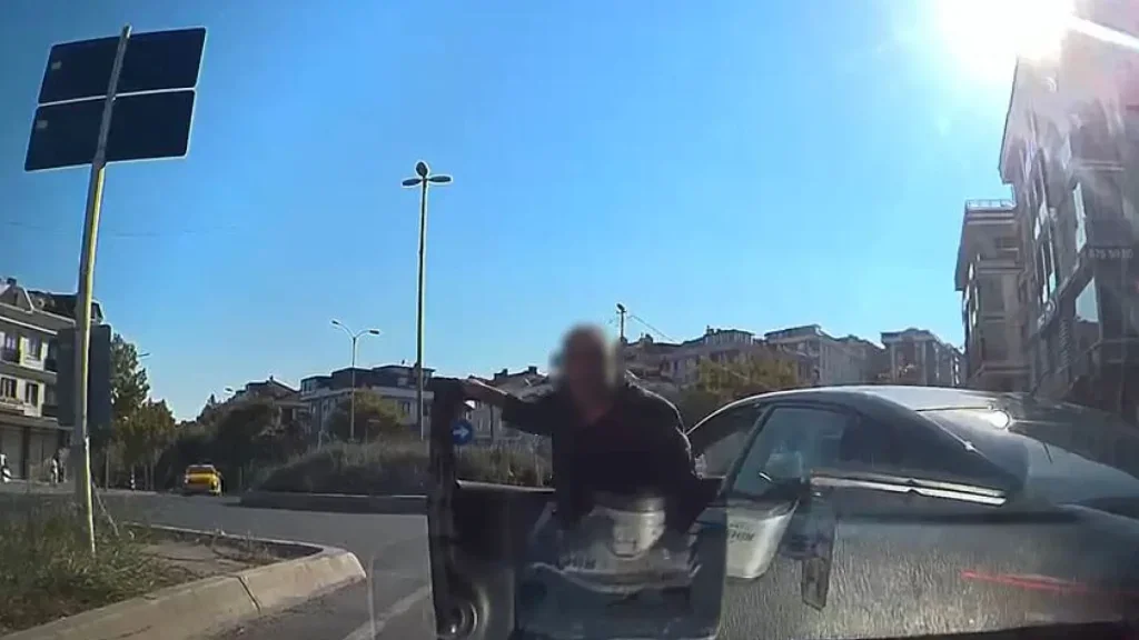 Trafik magandası taksicinin önünü kesip aracını yumrukladı Trafik magandası taksicinin önünü kesip aracını yumrukladı