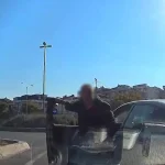 Trafik magandası taksicinin önünü kesip aracını yumrukladı