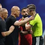 Tribündeki bayrağı gördü, çılgına döndü. Tükürdüğü anlar gündem oldu. “FIFA, Messi’nin elenmesini istemiyor”